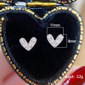Mini orecchini a cuore in cristallo per donna, accessori minimalisti e comodi da indossare ogni giorno - Product Image 5