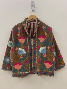 Chaqueta Floral Bordada a Mano de Terciopelo Suzani, Estilo Uzbeco, Abrigo Bohemio de Invierno para Mujer, Ropa Exterior de Boutique de la India - Product Image 1