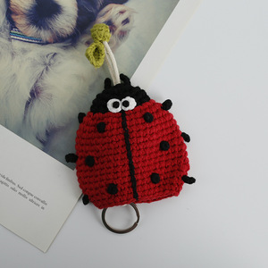 Funda para llaves tejida a mano con diseño de mariquita de siete puntos, funda protectora para coche de lana tejida a crochet, colgante de insecto adorable - Product Image 1