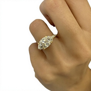 Bagues de mariage classiques unisexes personnalisées en or 18 carats plaqué or, serties d'un diamant de laboratoire de 1 carat taille émeraude/poire à double monture, certifiées IGI VS1 - Product Image 3