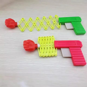 QF nouveauté drôle magique élastique rétractable poing pistolet jouet en plastique pour les 8-13 ans jeu pour enfants - Product Image 3