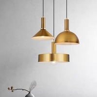 Lustre moderne minimaliste en métal de différentes formes pour chambre à coucher et salon