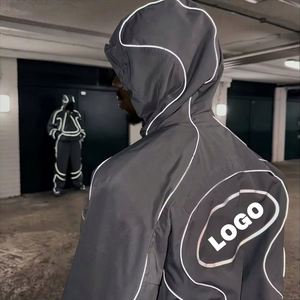 Completo da Uomo Personalizzato Riflettente 3M: Giacca Antivento Techwear e Joggers Larghi, Set Tuta Sportiva Streetwear che si Illumina al Buio per Br - Product Image 5