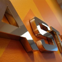 Enseigne en métal non éclairée avec logo d'entreprise, lettres en métal fabriquées pour les entreprises
