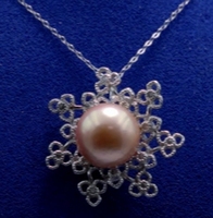 Collier croix de perles, petits, de luxe, écologiques, pour femmes, avec cordon blanc, pendentif initial et fermoirs latéraux, style chinois, en perles d'eau salée, pour cadeaux