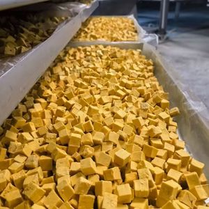Friandises <span class=keywords><strong>pour</strong></span> animaux de compagnie en cubes de jaune d'œuf lyophilisé, saveur personnalisable, biologiques et naturelles, vente en gros d'usine, collations <span class=keywords><strong>pour</strong></span> animaux de compagnie <span class=keywords><strong>anxieux</strong></span> - Product Image 2