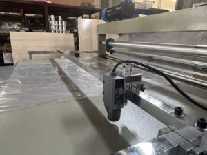 Máquina automática de fabricación de bolsas de compras de plástico de grado alimenticio transparente Ldpe HDPE Pe Pp de sellado en caliente de 4 líneas de corte en frío - Product Image 5