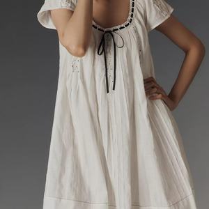 Robe d'été pour femme en gros, col carré à nouer devant, manches courtes, taille élastiquée, ourlet irrégulier, coupe classique - Product Image 3