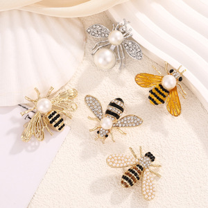 Broche en alliage d'abeille avec zircon et perle, épingle de mode pour femme, idéale pour les soirées - Product Image 1