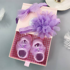 Vente en gros <span class=keywords><strong>d</strong></span>'usine <span class=keywords><strong>d</strong></span>'accessoires de cheveux vérifiés Bandeau pour filles mignonnes Bandeau et chaussettes pour bébé Ensemble de chaussures pour nouveau-né Coffret cadeau - Product Image 4