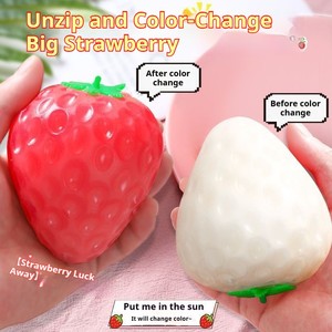 Juguete de Fresa Grande que Cambia de Color y Brilla en la Oscuridad - Juguete Creativo Antiestrés para Adultos, Venta al Por Mayor - Product Image 1