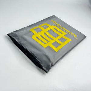 Sac à fermeture éclair noir mat et givré double face - Sac en plastique imprimé sur mesure pour vêtements et accessoires - Product Image 5