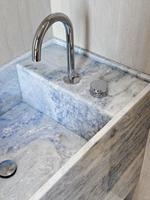 Pierre Fantaisie FANCY STONE, finition marbre naturel bleu cristal pour les plans de travail d'îlots de lavabo et les projets de murs décoratifs
