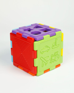 CUBE D'ACTIVITÉS Un cube d'activités vibrant, robuste et stimulant de Girnar, composé de 6 panneaux et contenant un total de 11 activités pour notre jeune prodige. - Product Image 2