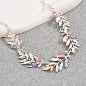 Collana con Ciondolo a Foglie Colorate Ji Xing, Collana Lunga con Ciondolo in Lega per Donna, Gioielli alla Moda - Product Image 3