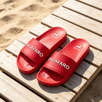 Claquettes personnalisées avec monogramme, faible MOQ, surface douce, chaussures de vacances et de resort pour les merchandises de supermarché, OEM ODM