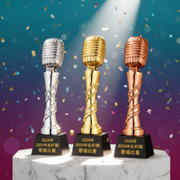 Trophée personnalisé en résine dorée en forme de note de musique pour les récompenses musicales et les concours de chant, idéal pour les compétitions de remise des diplômes et les hommages.