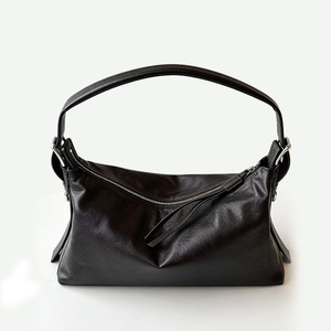 Sac à bandoulière souple en cuir pleine fleur véritable – Finition noire mate avec fermeture éclair et tirette en cuir, options multicolores - Product Image 1