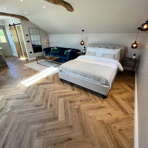 Plancher <span class=keywords><strong>flottant</strong></span> imperméable <span class=keywords><strong>en</strong></span> vinyle SPC de luxe, motif <span class=keywords><strong>chevron</strong></span>, 7 mm 8 mm, chêne blanc, système clic, revêtement de sol hybride <span class=keywords><strong>en</strong></span> plastique pour intérieur - Product Image 6