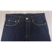 Jean classique en denim 100 % coton à lisière étroite, coupe droite taille mi-haute, avec rivets et broderies boutonnées, surpiqûres apparentes, idéal pour l'hiver (ODM)