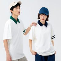 Polo de algodón 210G para hombre con cuello en contraste, mangas de dos rayas, corte holgado y estilo casual de verano.