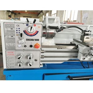 Máquina de torno manual de banco pequeño C0636D fabricada en China para <span class=keywords><strong>herramientas</strong></span> de trabajo de torneado de metal - Product Image 3