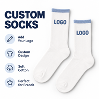 Chaussettes blanches personnalisées à col bleu et imprimé bulle de dialogue rouge, avec slogan 'On/Off', possibilité d'ajouter un logo, couleurs personnalisées, cadeaux en tricot doux