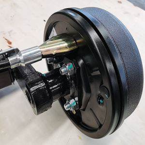 <span class=keywords><strong>Eje</strong></span> con Frenos para Remolques y Plataformas con una Capacidad de Carga Máxima de <span class=keywords><strong>1350</strong></span> <span class=keywords><strong>kg</strong></span> para un <span class=keywords><strong>Eje</strong></span> Individual y 2700 <span class=keywords><strong>kg</strong></span> para un <span class=keywords><strong>Eje</strong></span> Tándem. - Product Image 5