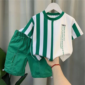 Set di abbigliamento estivo Casual da ragazzo alla moda per bambini alla moda completo a due pezzi con stampa lettere larghe per bambini - Product Image 1