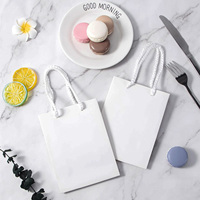 Sac en papier blanc élégant 32*11*25 personnalisé en carton recyclé pour cadeaux, marques de magasins, emballages de luxe, sacs à main, vente en gros