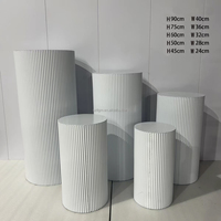 Support à fleurs en métal blanc, simple, moderne et durable, base ondulée, support rond pour gâteaux et desserts, pour décorations de mariage, intérieur/extérieur