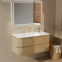 Meuble de salle de bain mural moderne en contreplaqué avec miroir LED intelligent, vasque intégrée et tiroirs sans poignées – Mobilier d'appartement