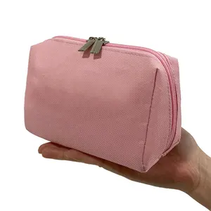 Özelleştirilmiş seyahat kozmetik çantası makyaj çantası giyilebilir Polyester taşınabilir çok yönlü fermuar kılıfı kadınlar için çanta