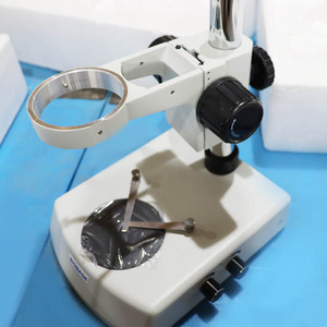 Sistema de Enfoque por Dial para Microscopio BIOBASE, Torre de Objetivos Giratoria, Modulador de Luz, Unidad de Monitoreo de Diapositivas, Microscopio para Laboratorio - Product Image 1