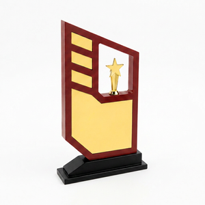 Trophée en bois attrayant avec gravure laser, portable et finition soignée - Product Image 1