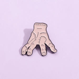 高品質カスタム金属エナメルピン卸売 ロックバンド 歌手とボーンジェスチャー付き 衣類装飾用 音楽ジャンルクラフト - Product Image 2