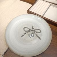 Porte-clés délicat nœud et cœur - Breloque de sac minimaliste en argent pour usage quotidien et décoration de sac