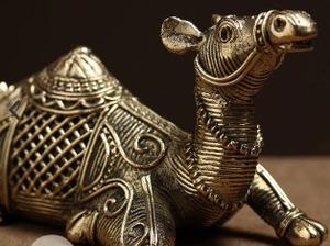 Vente en gros de chameaux indiens en métal fabriqués à la main Tribal Odisha Dokra pour article décoratif pour la maison - Product Image 5