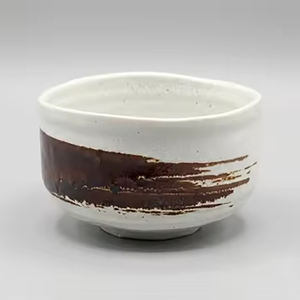 Tazón de Té de Cerámica Blanca Grande para Decoración de Interiores, con Diseño de Trazos de Pincel de Hierro Intensos, Estilo Matcha - Product Image 1