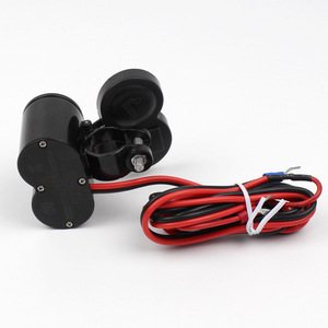 شاحن سيارة للدراجات النارية متعدد الاستخدامات مقاوم للماء بمنفذ USB 12 فولت صنع في الصين - Product Image 4