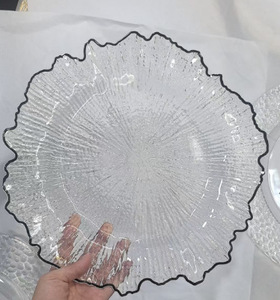 <span class=keywords><strong>Assiette</strong></span> de Noël transparente de 33 cm avec bord doré Assiettes de présentation en plastique en forme de <span class=keywords><strong>fleur</strong></span> Assiettes de présentation de luxe pour mariage - Product Image 2