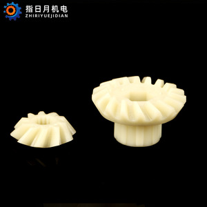 Engranajes de plástico personalizables para molinillos de carne manuales, que se refieren al sol y a la luna. - Product Image 3
