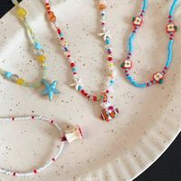 Collier à perles coloré en forme d'étoile de mer orange tendance pour les vacances à la plage et les parcs d'attractions, cadeau mignon pour femmes, chaîne de clavicule