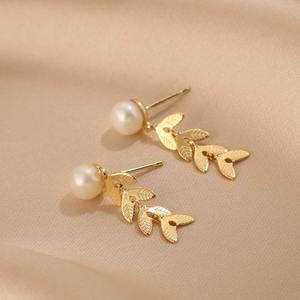 Pendientes de Perlas Redondas Blancas de Alta Luminosidad 6A de Zhuji, Suministro Directo de Fábrica, Elegantes con Hojas de <span class=keywords><strong>Laurel</strong></span>, a la Moda para Chicas - Product Image 3