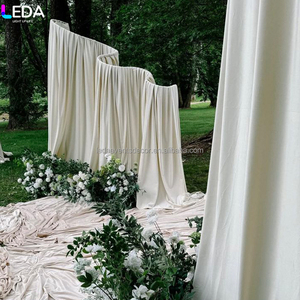 Arco Nuziale LEDA in Stile Boho con Drappeggio Curvo, Colore Personalizzabile, in Tessuto Chiffon per Cerimonie in Spiaggia ed Eventi Nuziali Discreti - Product Image 2