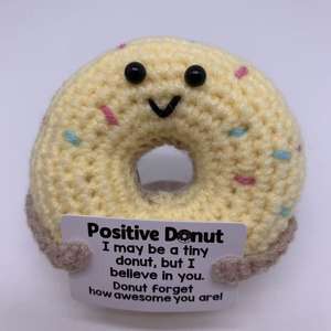 Peluche artisanale en crochet en forme de donut, adorable, inspirante, en tissu, pour un soutien énergétique positif, petit cadeau textile - Product Image 4