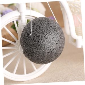 Éponge Konjac 100% naturelle noire en forme de demi-boule pour le visage et le corps, avec des propriétés nettoyantes et hydratantes en profondeur - Product Image 2
