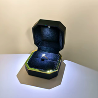Hersteller von achteckigen Lack-Schmuckboxen mit niedrigem Mindestbestellwert, luxuriöse LED-Schmuckboxen mit individuellem Logo in Schwarz, Weiß, Blau, Verlobungsringbox mit LED-Licht