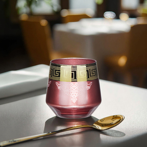 Gobelet en verre rouge bourgogne avec clé grecque dorée et motif blanc, verres de luxe pour occasions spéciales - Product Image 3