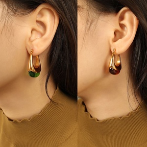 Boucles d'oreilles en forme de goutte d'eau en forme de U en ambre tendance pour femmes en acier inoxydable plaqué or de style rétro français Maillard - Product Image 5